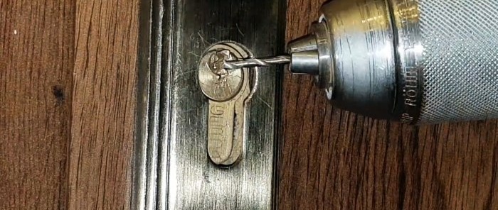 2 cara untuk mengeluarkan kunci yang rosak dari kunci pintu