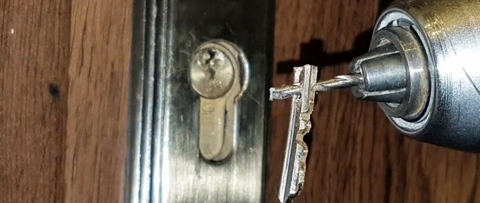 2 maneres de treure una clau trencada d'un pany de porta