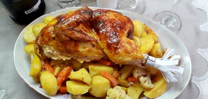 Ett unikt sätt att förbereda gyllenbrun kyckling med grönsaker