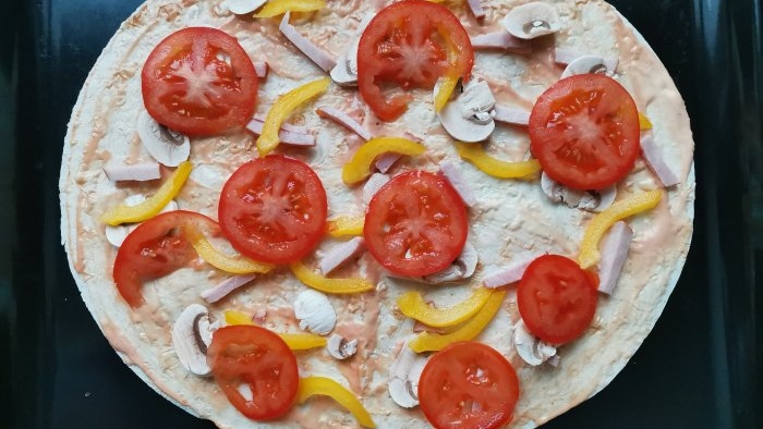 Prepare esta pizza más rápido que pedirla a domicilio sin amasar masa sobre lavash