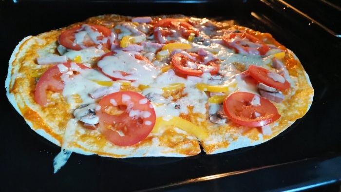 Bereiten Sie diese Pizza schneller zu, als wenn Sie eine Lieferung bestellen, ohne den Teig auf Lavash zu kneten