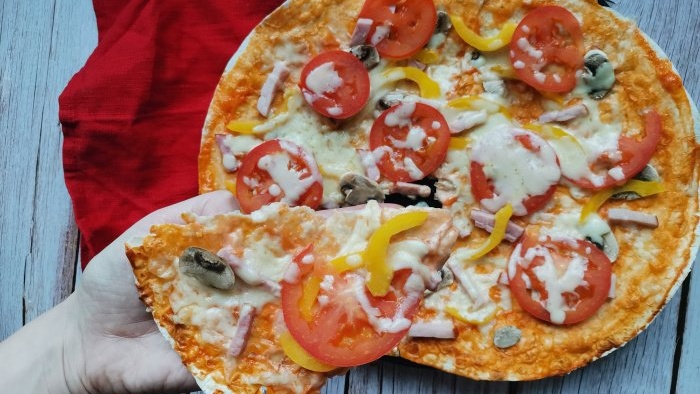 Förbered denna pizza snabbare än att beställa leverans utan att knåda deg på lavash