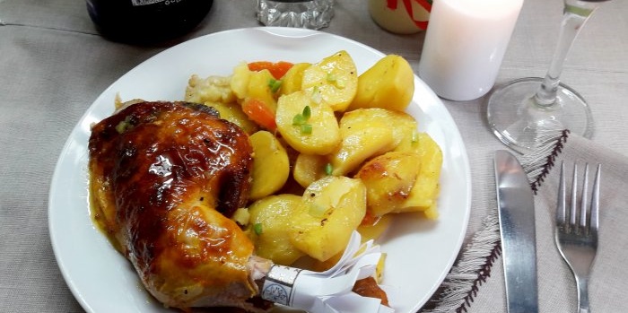 En unik måte å tilberede gyllenbrun kylling med grønnsaker