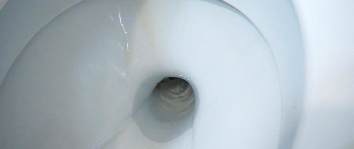 De tank in het toilet loopt over en er stroomt water. Een eenvoudige oplossing voor het probleem.