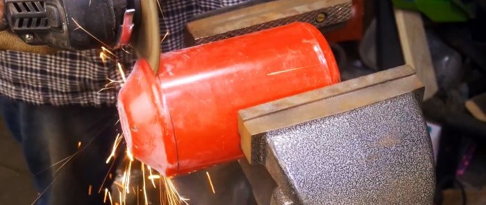 Bir araba yangın söndürücüsünden manuel bir gaz brülörü kullanarak demirhane nasıl yapılır