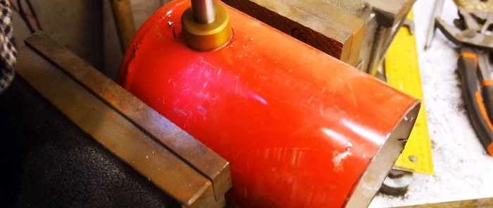 Hoe je een smederij maakt met een handmatige gasbrander van een autobrandblusser