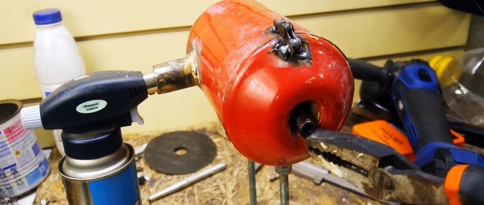 Как да направите ковачница с помощта на ръчна газова горелка от автомобилен пожарогасител