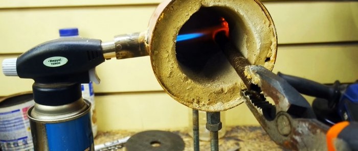 Hoe je een smederij maakt met een handmatige gasbrander van een autobrandblusser