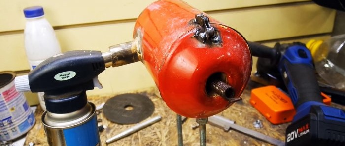 Kaip pasidaryti kalvę naudojant rankinį dujų degiklį iš automobilio gesintuvo