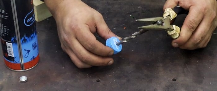 Как да направите устройство за правилно заточване на свредла за метал от PET капачки за бутилки