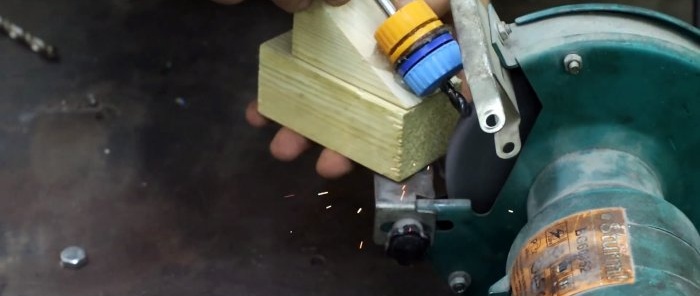 Cómo hacer un dispositivo para afilar correctamente brocas para metal a partir de tapas de botellas de PET