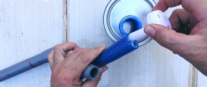 Како безбедно повезати пластичну цев са баштенским цревом без посебних спојница и стезаљки