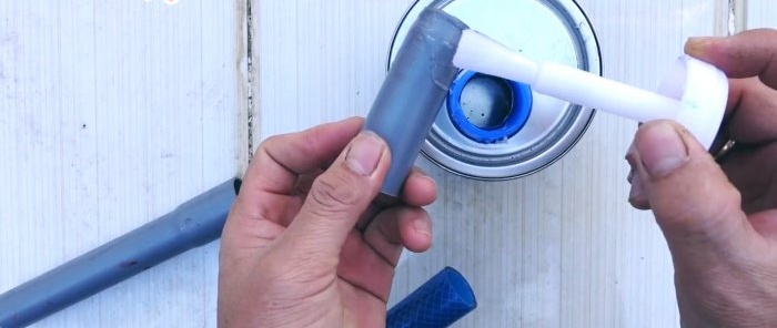 Comment connecter solidement un tuyau en plastique à un tuyau d'arrosage sans raccords ni colliers spéciaux