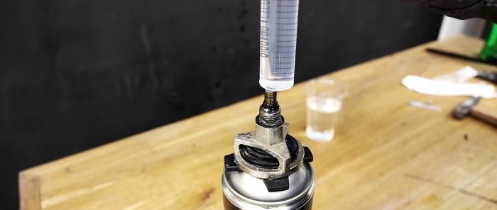 Cómo hacer un adaptador para rellenar cilindros de limpiador de espuma.