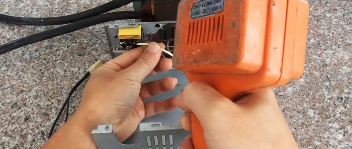 Cum se face un dispozitiv de lipit și încălzire dintr-un transformator cu microunde