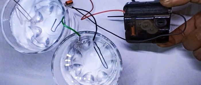 Jak vyrobit baterii hodinek na vodě