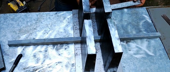 Kaip padaryti formą dviem tuščiaviduriams blokams formuoti ant cemento vienu metu