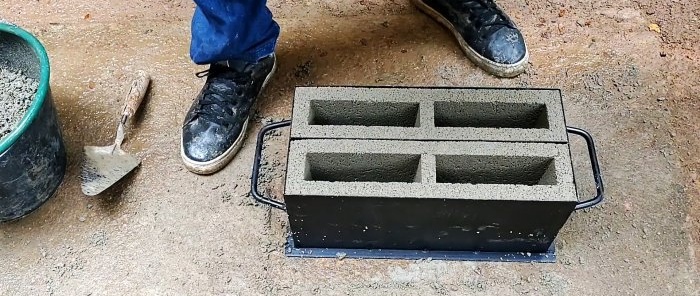 Kaip padaryti formą dviem tuščiaviduriams blokams formuoti ant cemento vienu metu