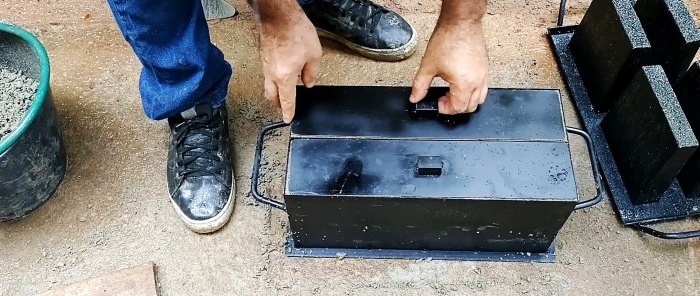 How to make a mold for molding two hollow blocks on cement at once