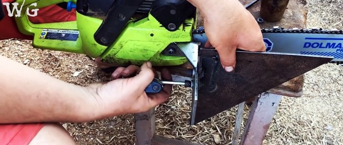 Hur man gör en grundläggande enhet för att skära stockar i brädor med en motorsåg