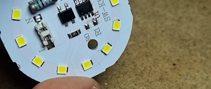 Ayarlanabilir ışık seviyelerine sahip bir LED lamba nasıl yapılır