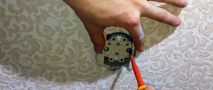 Cómo reemplazar un enchufe si los cables son cortos