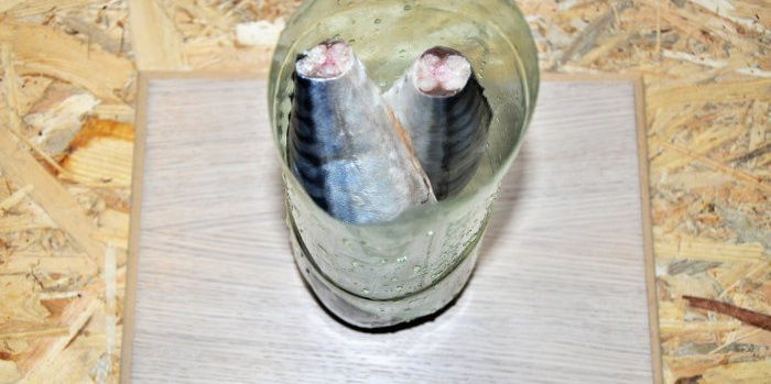Uzená makrela v láhvi