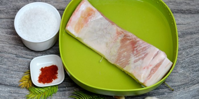 Keringkan lemak babi masin dengan paprika dan bawang putih