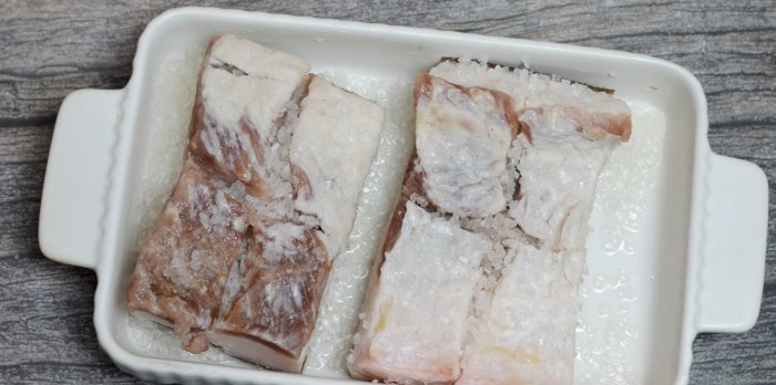 Manteca de cerdo salada seca con pimentón y ajo