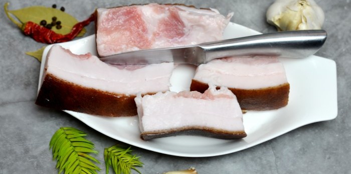 Soğuk baharatlı salamurada domuz yağı