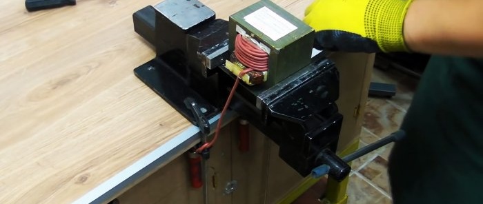 Máquina de soldar casera a partir de transformadores de microondas con control de corriente.