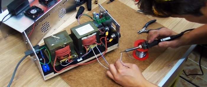 Hjemmelavet svejsemaskine fra mikrobølgetransformatorer med strømstyring