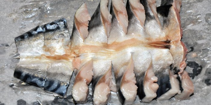 ปลาแมคเคอเรลในน้ำดองถั่วเหลืองในเตาอบ