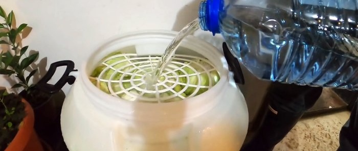 Une nouvelle façon de fermenter de grandes quantités de choux à l'aide d'une perceuse