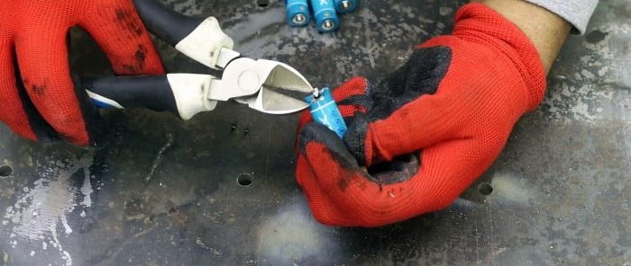 Svejsning af tyndt metal og snoninger med en grafitstang fra et batteri