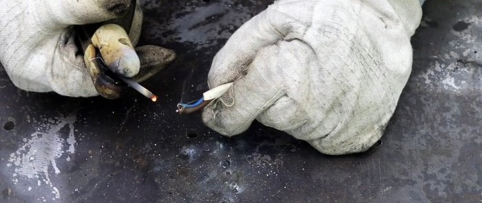 Zavarivanje tankog metala i uvojaka grafitnom šipkom iz baterije