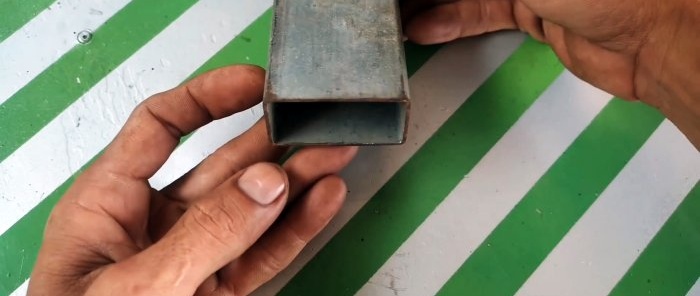 Door latch na may rotary handle na gawa sa mga basurang materyales at bahagi ng motorsiklo