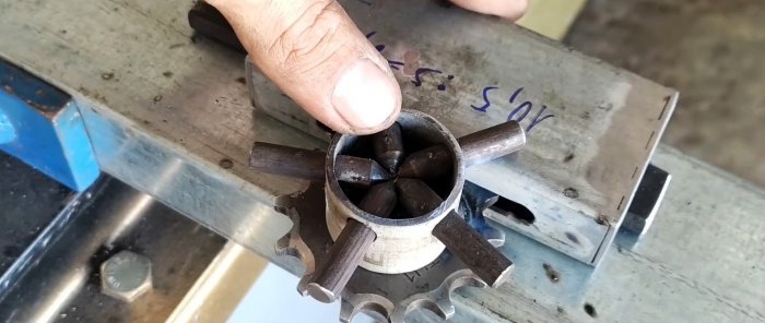 Pestillo de puerta con mando giratorio fabricado con materiales de desecho y piezas de motocicletas.