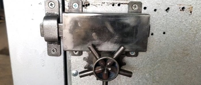 Door latch na may rotary handle na gawa sa mga basurang materyales at bahagi ng motorsiklo