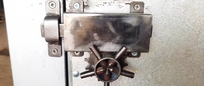 Pestillo de la porta amb nansa giratòria feta amb materials de rebuig i peces de moto