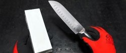 1 truque para tornar mais fácil afiar uma faca em uma navalha usando uma pedra de amolar