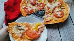 Membuat pizza ini lebih cepat daripada memesan penghantaran. Tanpa menguli doh, pada roti pita