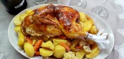 Cara unik untuk memasak ayam utuh berwarna perang keemasan dengan sayur-sayuran di dalam ketuhar