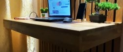 Com fer un escriptori d'ordinador flotant: mobles còmodes i estalvi de diners