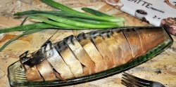 „Geräucherte“ Makrele in der Flasche. Hausgemachter gesalzener Goldfisch