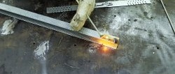 Заваривање танког метала и увијања графитном шипком из батерије