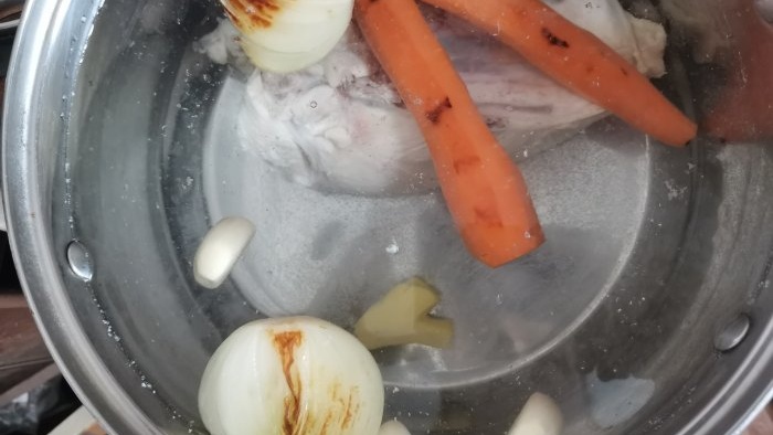 Anti-Covid Chicken Broth with Ginger and Garlic