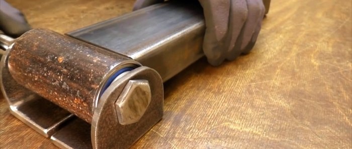 DIY elektromechanická pila na železo založená na náboji automobilu