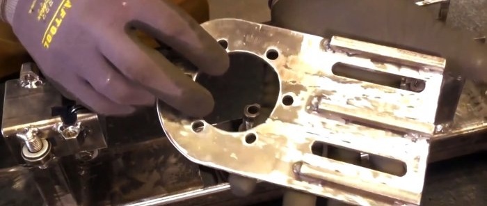 Gergaji besi elektromekanikal DIY berdasarkan hab kereta