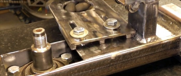 DIY elektromechanická pila na železo založená na náboji automobilu